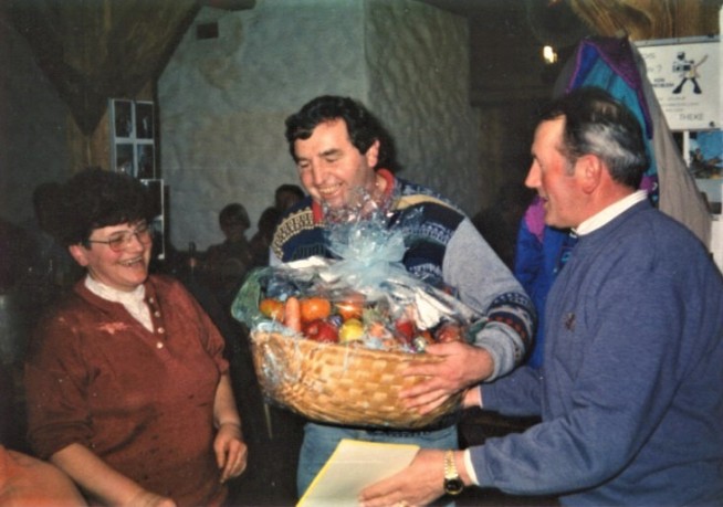 2003-josefischiessen-geschenk-an-wirtsleute-glasner.jpg