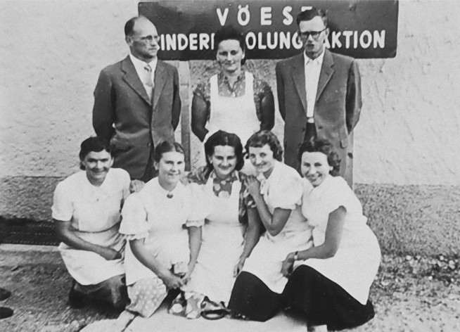 voets-kindererholungsaktion1950er-kuchenteam-mit-heimleiter-ecker-und-wirtschaftsleiter-schramm.jpg